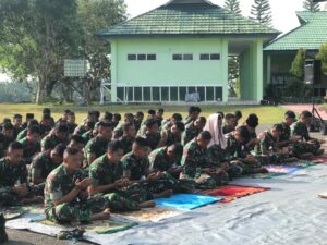 Personel Yonarmed 18/Buritkang Gelar Sholat Istisqo dan Doa Bersama