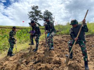 Bantu Kesulitan Masyarakat, Satgas Yonif 721/Mks Bantu Buka Lahan Untuk Berkebun