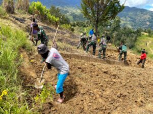Bantu Kesulitan Masyarakat, Satgas Yonif 721/Mks Bantu Buka Lahan Untuk Berkebun