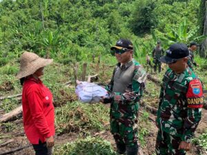 Dansatgas Yonarmed 16/TK Panen Raya Kacang Tanah di Mangkau Bersama Masyarakat