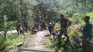 Ciptakan Lingkungan Bersih dan Asri, Babinsa Tembagapura Kerja Bakti Bareng Warga