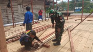 Bantu Warga Sota, Satgas Pamtas Yonif 726/Tml Dirikan Rumah