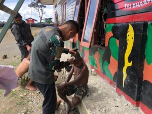 Ramainya Koteka Barber Shop Satgas Yonif PR 330, Layanan Potong Rambut Gratis Warga di Intan Jaya