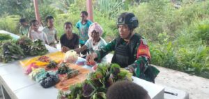 Belanja Hasil Kebun Warga, Satgas Yonif 310/KK Tingkatkan Perekonomian di Perbatasan RI-PNG