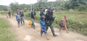 Belanja Hasil Kebun Warga, Satgas Yonif 310/KK Tingkatkan Perekonomian di Perbatasan RI-PNG
