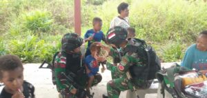 Belanja Hasil Kebun Warga, Satgas Yonif 310/KK Tingkatkan Perekonomian di Perbatasan RI-PNG