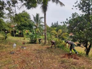 Ciptakan Paru-Paru Sehat Bagi Masyarakat Sekitar, Satjar Divif 1 Kostrad Laksanakan Penghijauan
