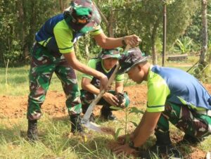 Ciptakan Paru-Paru Sehat Bagi Masyarakat Sekitar, Satjar Divif 1 Kostrad Laksanakan Penghijauan