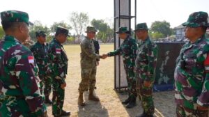 Tim Patobrig Yonkes 2 Kostrad Terima Kunjungan Pangdivif 2 Kostrad Bersama Dengan Komandan Divisi Ke-25 Infanteri United States Army