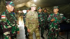 Tim Patobrig Yonkes 2 Kostrad Terima Kunjungan Pangdivif 2 Kostrad Bersama Dengan Komandan Divisi Ke-25 Infanteri United States Army