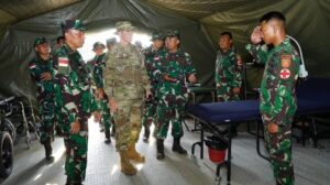 Tim Patobrig Yonkes 2 Kostrad Terima Kunjungan Pangdivif 2 Kostrad Bersama Dengan Komandan Divisi Ke-25 Infanteri United States Army