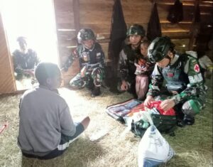 Satgas Yonif Raider 200/BN Anjangsana Dan Bagikan Sembako Ke Kampung Lani Matuan