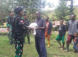 Satgas Yonif Raider 200/BN Anjangsana Dan Bagikan Sembako Ke Kampung Lani Matuan