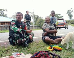 Satgas Yonif Raider 200/BN Anjangsana Dan Bagikan Sembako Ke Kampung Lani Matuan