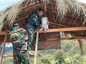 Program Penerangan Pedalaman, Satgas Yonif PR 433/JS Berikan Bantuan Lampu Solar Cell Kepada Masyarakat Distrik Mbua