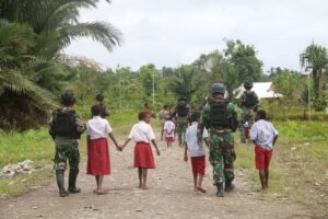 Tumbuhkan Semangat Belajar, Ksatria Pandawa Kostrad Bantu Antar Jemput Anak Sekolah di Pedalaman Papua