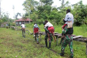 Tumbuhkan Semangat Belajar, Ksatria Pandawa Kostrad Bantu Antar Jemput Anak Sekolah di Pedalaman Papua