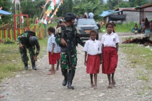 Tumbuhkan Semangat Belajar, Ksatria Pandawa Kostrad Bantu Antar Jemput Anak Sekolah di Pedalaman Papua