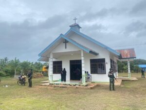 Satgas Yonif 726/Tml Serahkan Bantuan AL-Kitab di Gereja Eligobel