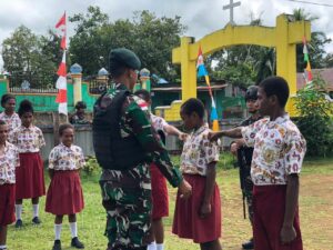 Tanamkan Wawasan Kebangsaan Sejak Dini, Anggota Satgas Yonif RK 111/KB Wujudkan Mimpi Anak Pedalaman Papua Selatan