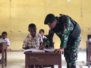 Tanamkan Wawasan Kebangsaan Sejak Dini, Anggota Satgas Yonif RK 111/KB Wujudkan Mimpi Anak Pedalaman Papua Selatan