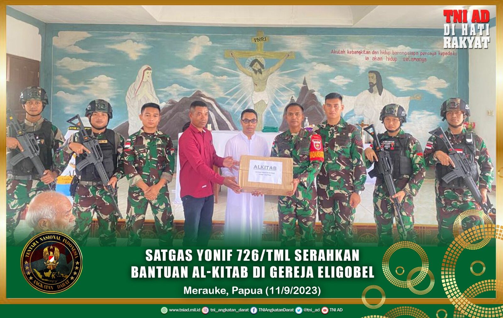 Satgas Yonif 726/Tml Serahkan Bantuan AL-Kitab di Gereja Eligobel