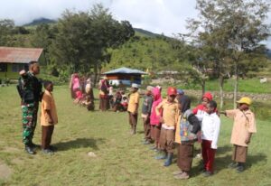 Tumbuhkan Kedisiplinan, Satgas Yonif Raider 200/BN Latih PBB Siswa MI Merassugun Asso