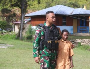 Tumbuhkan Kedisiplinan, Satgas Yonif Raider 200/BN Latih PBB Siswa MI Merassugun Asso