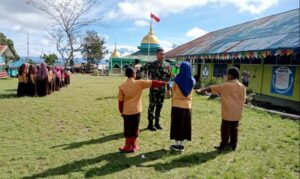 Tumbuhkan Kedisiplinan, Satgas Yonif Raider 200/BN Latih PBB Siswa MI Merassugun Asso