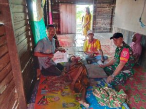 Babinsa Kodim 1002/HST Lakukan Pendampingan Penyaluran BLT