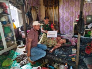 Babinsa Kodim 1002/HST Lakukan Pendampingan Penyaluran BLT