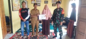 Babinsa Kodim 1002/HST Lakukan Pendampingan Penyaluran BLT