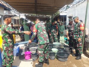 Sambut HUT TNI 78, Kodim Sumbawa Barat Gelar Baksos Pembagian Air Bersih Untuk Warga