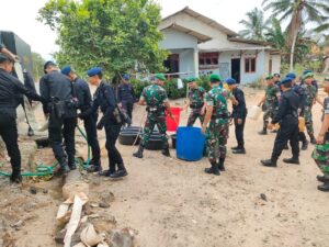 Atasi Kesulitan Air, Prajurit Yonif 147/KGJ dan Satbrimobda Babel Hadir Ditengah Masyarakat