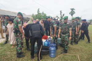 Atasi Kesulitan Air, Prajurit Yonif 147/KGJ dan Satbrimobda Babel Hadir Ditengah Masyarakat