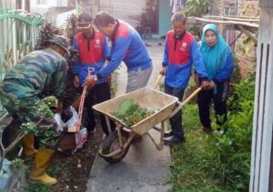 Cegah Penyakit Demam Berdarah Prajurit Kodim 0418/Plg Gotong Royong Bersihkan Selokan