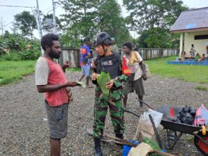 Semakin Dekat Dengan Masyarakat Pos Nayaro, Satgas Yonif R 631/Atg Laksanakan Komunikasi Sosial dengan Tokoh Masyarakat