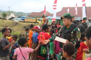 Senyum Ceria Anak-anak Papua Bersama Satgas Mobile Yonif MR 411 Kostrad