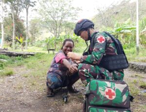 Satgas Yonif Raider 200/BN Berikan Pelayanan Kesehatan Kepada Masyarakat Kampung Obolma