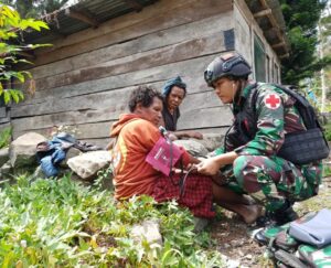 Satgas Yonif Raider 200/BN Berikan Pelayanan Kesehatan Kepada Masyarakat Kampung Obolma