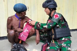 Satgas Yonif Raider 200/BN Berikan Pelayanan Kesehatan Kepada Masyarakat Kampung Obolma