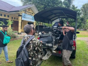 Jaga Stabilitas Keamanan Satgas Yonif 122/TS Pos Kout Amankan Pengendara Sepeda Motor hasil Curian Di Lintas Batas