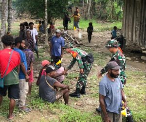 Kepedulian Satgas Yonif Raider 200/BN Bantu Warga Yang Berduka