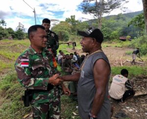 Kepedulian Satgas Yonif Raider 200/BN Bantu Warga Yang Berduka