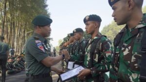 Pemberian Penghargaan Kepada Prajurit Berpresetasi Yonif Para Raider 502 Kostrad