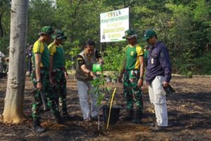 Yonif Raider 321 Divif 1 Kostrad Tanam Pohon dan Penghijauan Bersama Dinas Kehutanan Kab. Majalengka