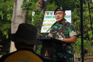 Yonif Raider 321 Divif 1 Kostrad Tanam Pohon dan Penghijauan Bersama Dinas Kehutanan Kab. Majalengka