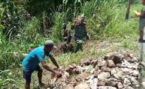 Bantu Warganya Bangun Fondasi Rumah, Babinsa Yapsel Gotong Material Batu