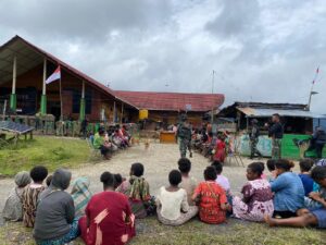 Minggu Berbagi, Satgas Yonif 310/KK Berikan Makanan Gratis Bagi Warga Pedalaman Papua