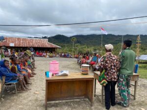 Minggu Berbagi, Satgas Yonif 310/KK Berikan Makanan Gratis Bagi Warga Pedalaman Papua